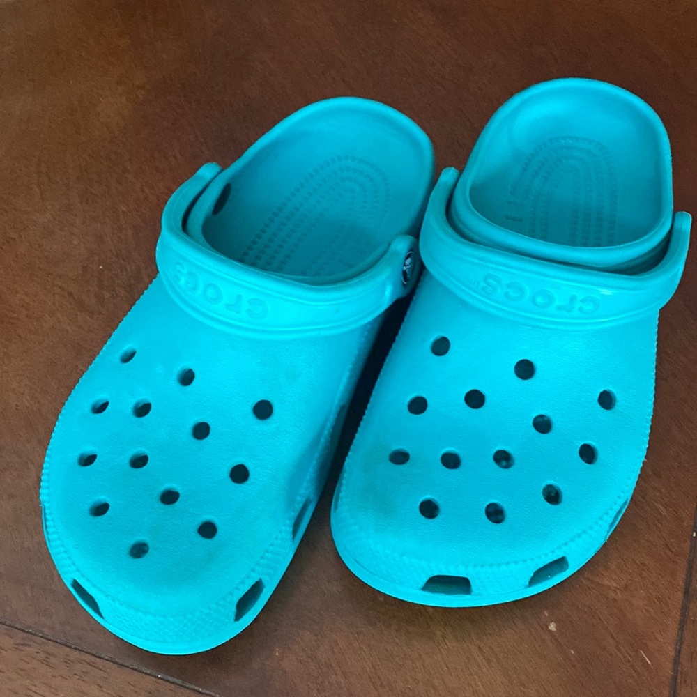 Crocs turquoise size 8 women’s/ size 6 men’s